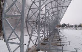 widok zadaszonych trybun w budowie 