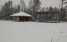 widok wiaty obok sceny na stadionie