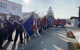 poczty sztandarowe przy pomniku