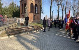 złożenie kwiat&oacute;w przy mogile powstańc&oacute;w styczniowych