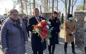 złożenie kwiat&oacute;w przez w&oacute;jta przy mogile powstańc&oacute;w styczniowych