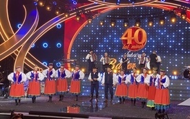 zesp&oacute;ł tłuchowianie na scenie teatru w zabrzu