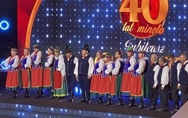 zesp&oacute;ł tłuchowianie na scenie teatru w zabrzu