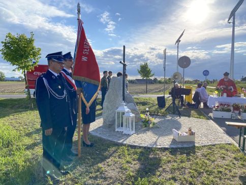 msza święta przy kamiennej figurze