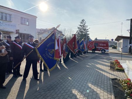 poczty sztandarowe przy pomniku