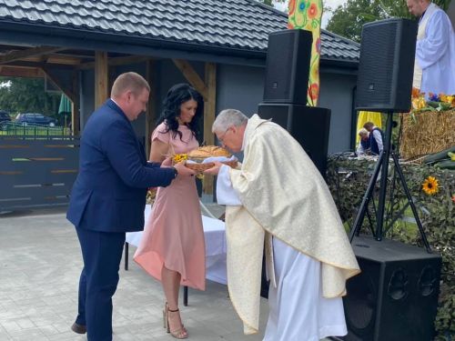 starostowie przekazują bochen chleba