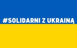 flaga ukrainy z napiesem solidarni z ukrainą