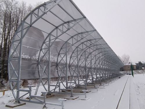 na zdjęciu zadaszenie nad trybuną