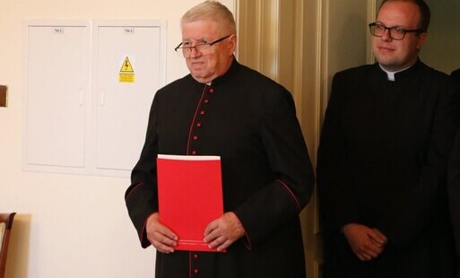 Zdjęcie do Wieloletni proboszcz parafii w Tłuchowie z papieskim wyr&oacute;żnieniem