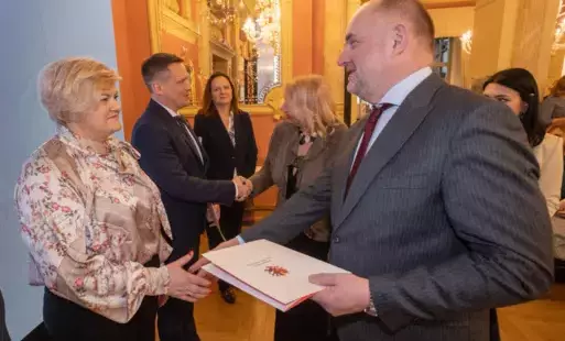 Zdjęcie do Europejski Korpus Radnych - Marszałek wręczył nominacje samorządowcom